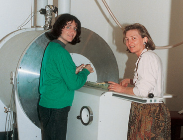 מימין לשמאל: פרופ' הדסה דגני ותלמידת המחקר עדנה פורמן-הרן ליד מערכת ה-MRI.